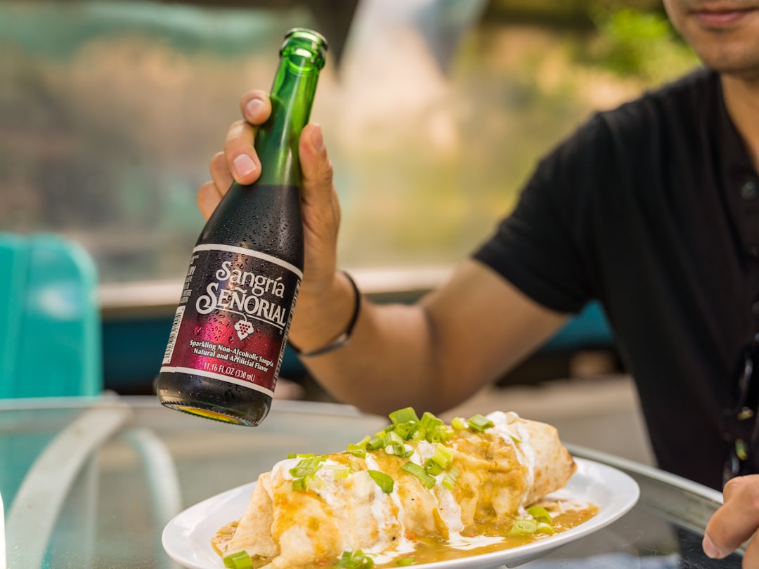 découvrez l'univers savoureux des burritos ! savourez des tortillas garnies de viande, légumes, et sauces délicieuses. idéales pour un repas rapide ou une soirée entre amis, les burritos s'adaptent à toutes vos envies. plongez dans cette expérience culinaire mexicaine incontournable.