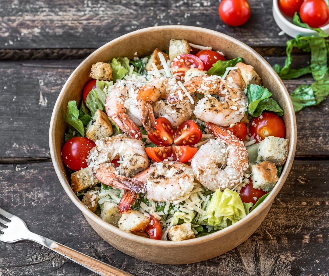 découvrez la fraîcheur et la saveur de la salade césar, un plat classique à base de romaine croquante, de croûtons dorés et de parmesan savoureux, le tout rehaussé d'une vinaigrette crémeuse. parfaite pour une entrée légère ou un repas complet, cette recette incontournable ravira vos papilles.
