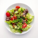 découvrez notre délicieuse recette de salade césar, un mélange parfait de laitue croquante, de poulet grillé savoureux, de croûtons croustillants et de sauce onctueuse au parmesan. idéale pour un repas léger et rafraîchissant !