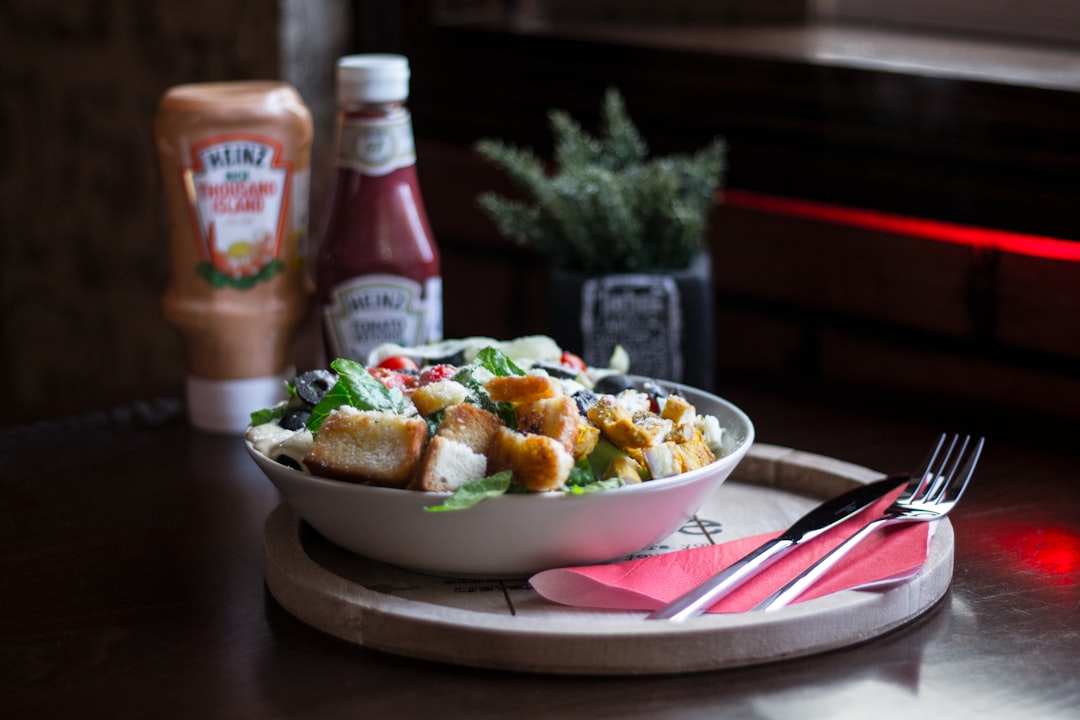 découvrez notre délicieuse salade césar, un mélange frais de laitue croquante, de croutons dorés, de parmesan affiné et de notre vinaigrette crémeuse maison. parfaite pour un déjeuner léger ou en accompagnement, c'est un classique plein de saveurs que vous adorerez.