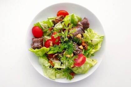 découvrez notre délicieuse recette de salade césar, un mélange parfait de laitue croquante, de poulet grillé savoureux, de croûtons croustillants et de sauce onctueuse au parmesan. idéale pour un repas léger et rafraîchissant !