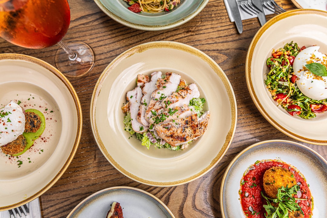 découvrez notre délicieuse recette de salade césar, un mélange savoureux de laitue croquante, de poulet grillé, de croûtons croustillants et de sauce crémeuse au parmesan. parfaite pour un repas léger ou un accompagnement, cette salade classique ravira vos papilles !