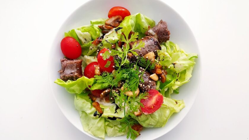 découvrez notre délicieuse recette de salade césar, un mélange parfait de laitue croquante, de poulet grillé savoureux, de croûtons croustillants et de sauce onctueuse au parmesan. idéale pour un repas léger et rafraîchissant !