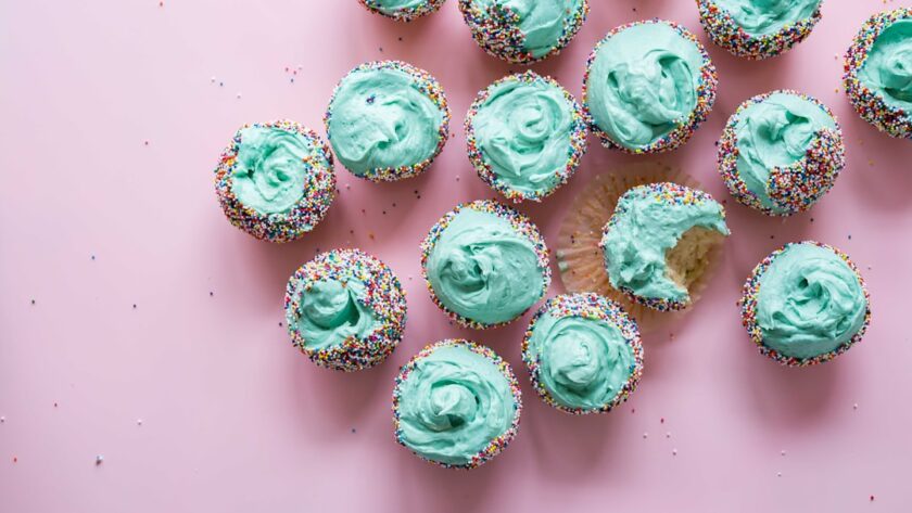 découvrez notre délicieuse sélection de cakes faits maison, alliant moelleux et saveurs variées pour combler toutes vos envies sucrées. parfaits pour vos goûters, anniversaires ou toute occasion festive, nos cakes sont préparés avec soin et passion. faites plaisir à vos proches avec une bouchée de bonheur!