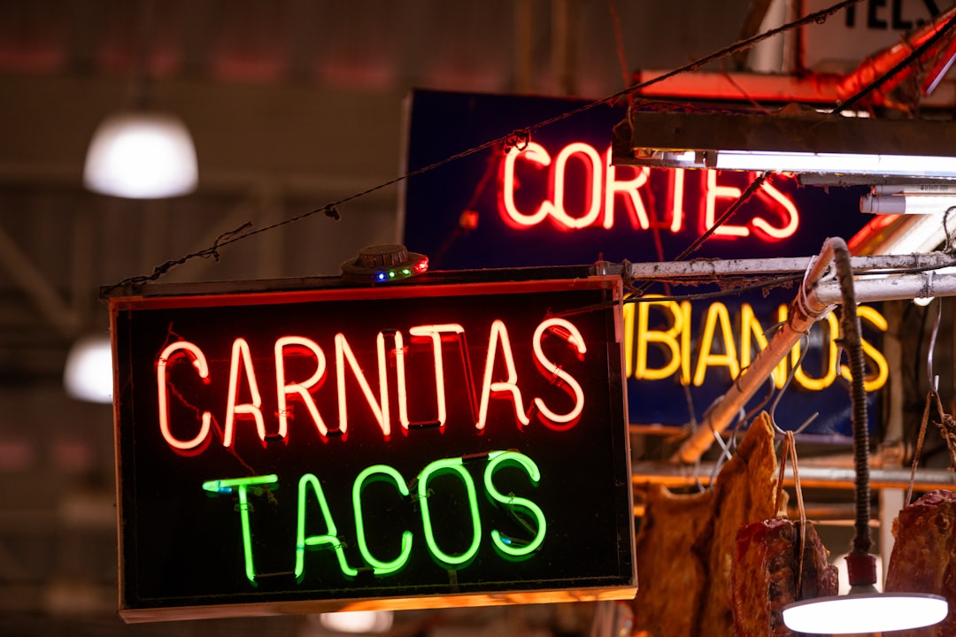découvrez la recette authentique des carnitas, un plat mexicain savoureux à base de porc mijoté, offrant des saveurs riches et une texture fondante. parfait pour vos tacos, burritos ou simplement dégusté avec des garnitures fraîches. apprenez les secrets de cette préparation traditionnelle et régalez vos convives avec un incontournable de la cuisine mexicaine.