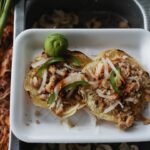 découvrez la savoureuse tradition des carnitas, un plat mexicain à base de porc mijoté, idéal pour vos tacos et burritos. apprenez à préparer cette délicieuse recette et ravissez vos convives avec des saveurs authentiques et réconfortantes.