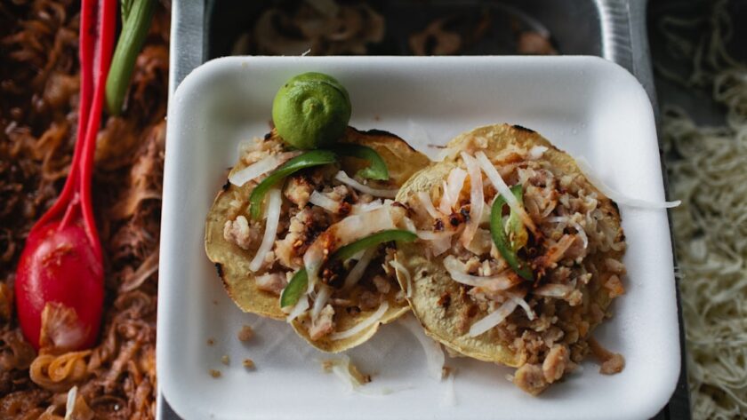 découvrez la savoureuse tradition des carnitas, un plat mexicain à base de porc mijoté, idéal pour vos tacos et burritos. apprenez à préparer cette délicieuse recette et ravissez vos convives avec des saveurs authentiques et réconfortantes.