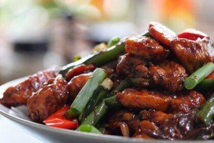 découvrez une délicieuse recette de poulet qui ravira vos papilles ! facile à préparer et parfaite pour toutes les occasions, cette recette met en valeur des ingrédients savoureux et des épices de choix. essayez-la dès aujourd'hui pour un repas savoureux en famille ou entre amis.
