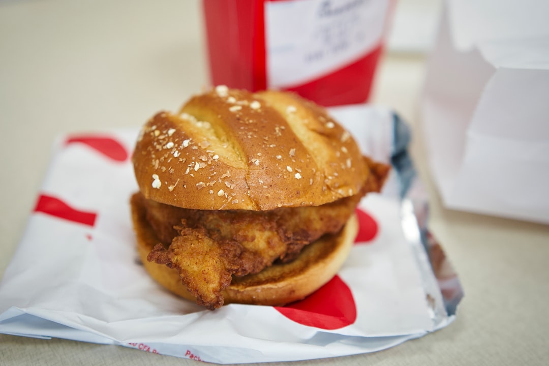 découvrez notre succulent sandwich au poulet, préparé avec des ingrédients frais et savoureux. idéal pour un déjeuner rapide ou un en-cas délicieux, ce sandwich allie tendreté du poulet et croustillant du pain pour une expérience gourmande inoubliable.