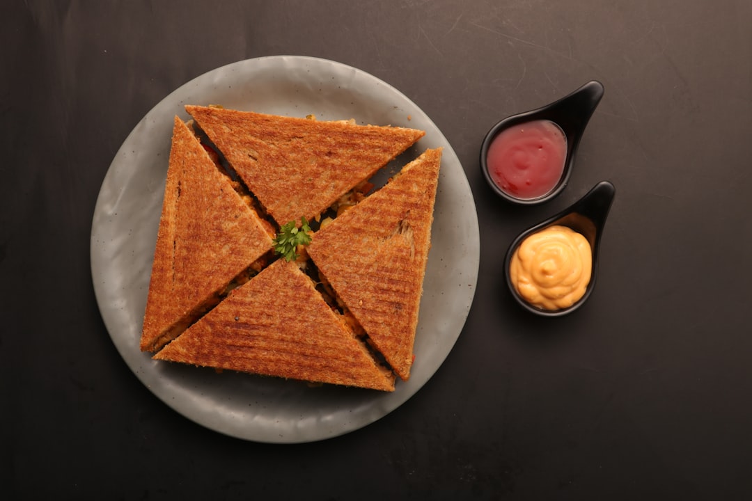 savourez notre délicieux sandwich au poulet, préparé avec des ingrédients frais et de qualité. idéal pour un déjeuner rapide ou un en-cas savoureux, ce sandwich vous offre une expérience gourmande à chaque bouchée. essayez-le dès aujourd'hui !