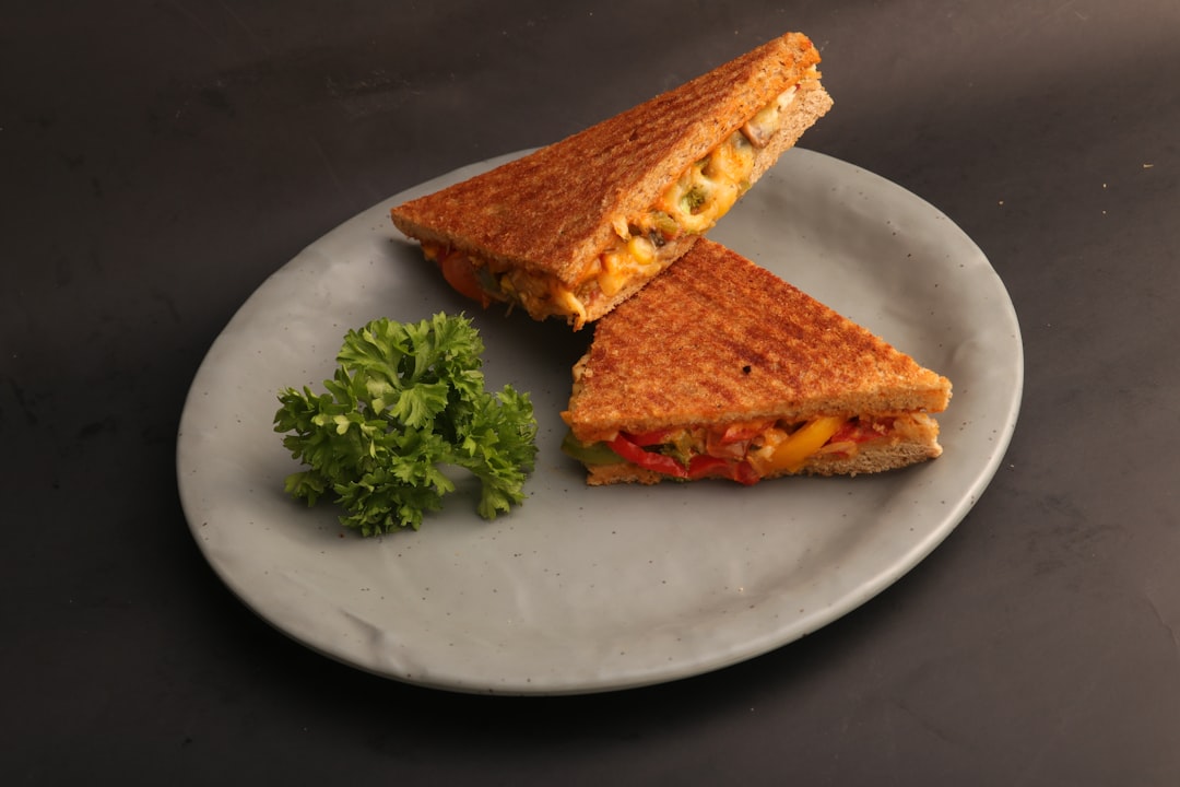 découvrez notre délicieux sandwich au poulet, préparé avec des ingrédients frais et savoureux. idéal pour un repas rapide ou un déjeuner sur le pouce, ce sandwich allie tendreté du poulet grillé et garnitures gourmandes. un incontournable pour les amateurs de poulet !