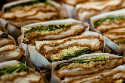 découvrez notre délicieux sandwich au poulet, préparé avec des ingrédients frais et savoureux. parfait pour un déjeuner rapide ou un snack gourmand, ce sandwich allie tendreté du poulet grillé et garnitures savoureuses pour une expérience gustative inoubliable.