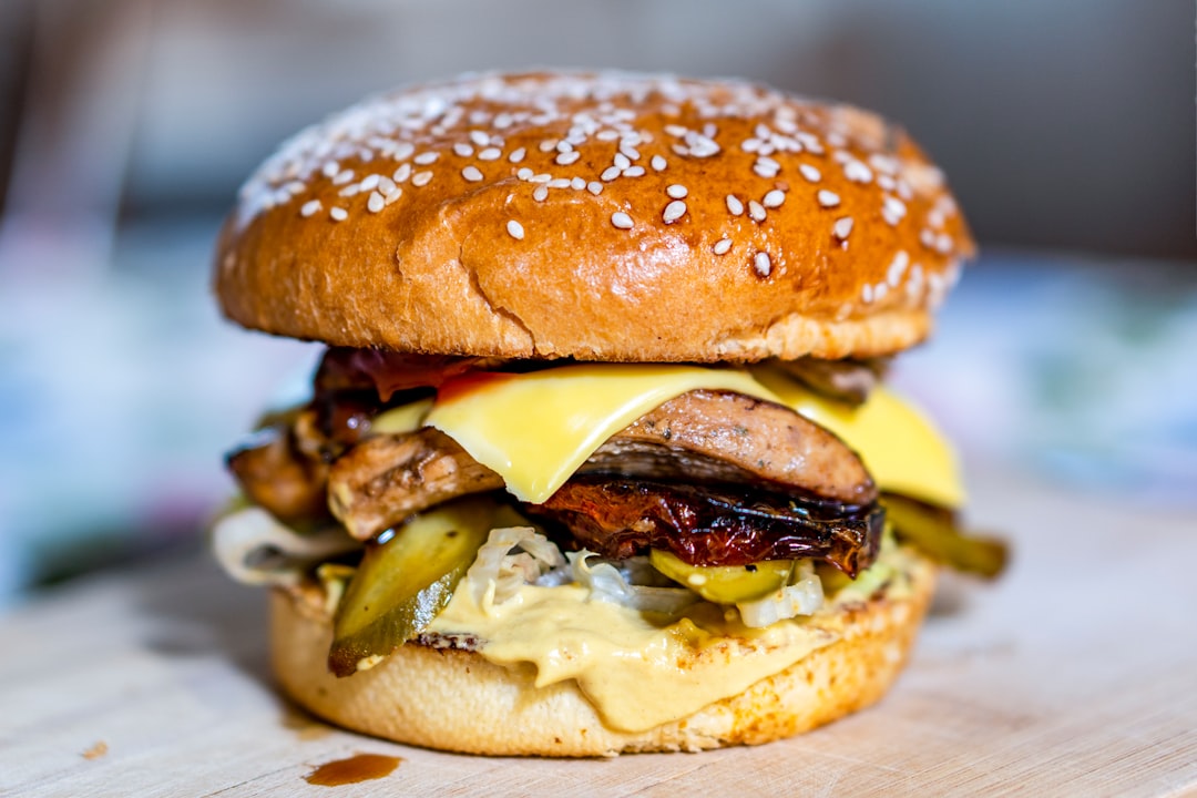 découvrez notre savoureux sandwich au poulet, préparé avec des ingrédients frais et de qualité. ce délice croustillant, agrémenté de sauces maison et de légumes croquants, saura ravir vos papilles à chaque bouchée. idéal pour un déjeuner rapide ou un repas sur le pouce !
