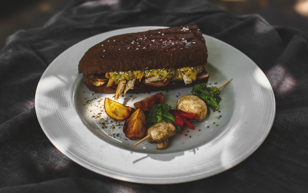 découvrez notre savoureux sandwich au poulet, garni de morceaux de poulet tendre, de légumes frais et d'une sauce délicieuse, le tout dans un pain croustillant. idéal pour un déjeuner rapide ou un en-cas gourmand.