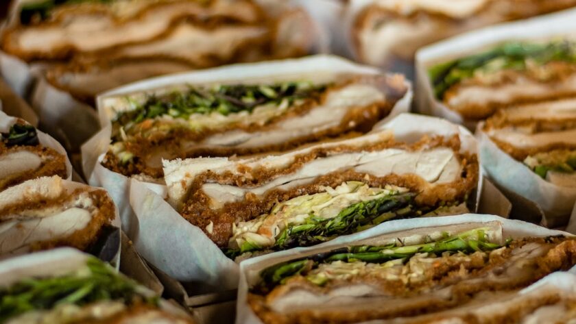 découvrez notre délicieux sandwich au poulet, préparé avec des ingrédients frais et savoureux. parfait pour un déjeuner rapide ou un snack gourmand, ce sandwich allie tendreté du poulet grillé et garnitures savoureuses pour une expérience gustative inoubliable.