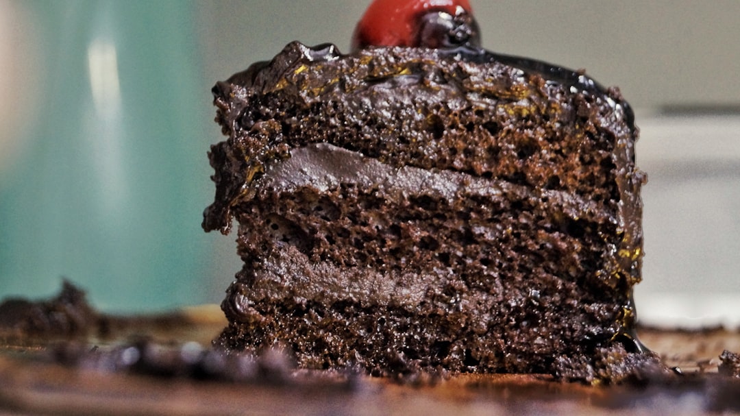découvrez notre délicieux gâteau au chocolat, une véritable tentation pour les amateurs de douceurs. parfaitement moelleux et riche en saveurs, ce dessert gourmand ravira vos papilles lors de toutes vos occasions spéciales.