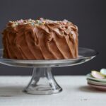 découvrez notre délicieuse recette de gâteau au chocolat, un dessert irrésistible qui comblera les amateurs de chocolat. facile à préparer, ce gâteau moelleux et fondant fera le bonheur de vos proches lors de toutes vos occasions spéciales.