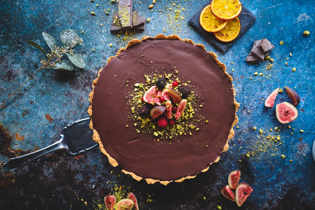 découvrez notre irrésistible gâteau au chocolat, alliant moelleux et intense saveur de cacao. parfait pour toutes les occasions, il ravira petits et grands gourmets. ne résistez pas à la tentation!