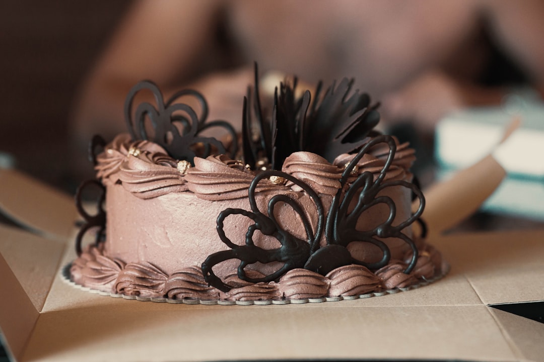 découvrez notre irrésistible gâteau au chocolat, une délicieuse fusion de moelleux et de richesse chocolatée. parfait pour toutes les occasions, ce dessert fera fondre le cœur de tous les amateurs de chocolat.