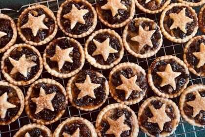 découvrez des recettes de noël irrésistibles pour ravir vos proches ! que vous cherchiez des plats traditionnels, des desserts festifs ou des idées originales, notre sélection vous aidera à créer un repas mémorable pour les fêtes.