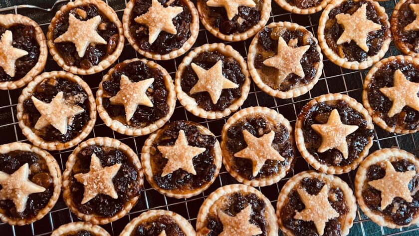 découvrez des recettes de noël irrésistibles pour ravir vos proches ! que vous cherchiez des plats traditionnels, des desserts festifs ou des idées originales, notre sélection vous aidera à créer un repas mémorable pour les fêtes.