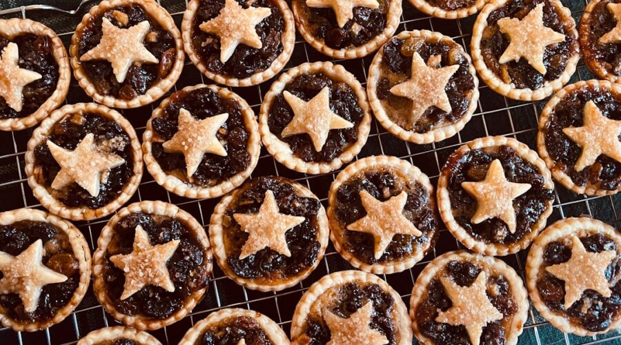 découvrez des recettes de noël irrésistibles pour ravir vos proches ! que vous cherchiez des plats traditionnels, des desserts festifs ou des idées originales, notre sélection vous aidera à créer un repas mémorable pour les fêtes.