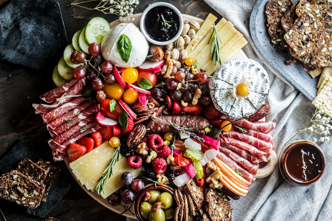 découvrez l'univers savoureux du chutney, une sauce sucrée-salée à base de fruits, d'épices et d'herbes, parfaite pour rehausser vos plats. apprenez les différentes recettes et ses utilisations en cuisine pour ajouter une touche d'originalité à vos repas.