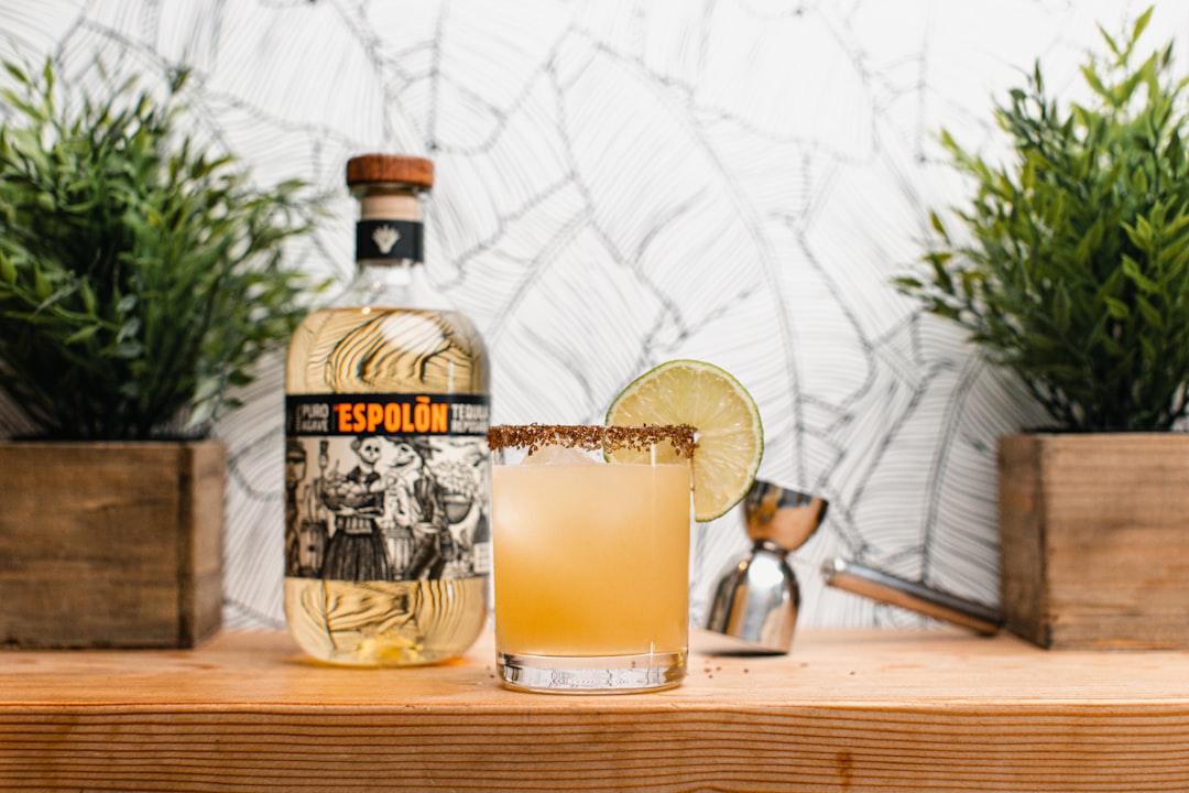 découvrez l'art du cocktail avec notre guide complet. explorez des recettes savoureuses, des astuces de mixologie et des conseils pour impressionner vos invités avec des boissons délicieuses et créatives.