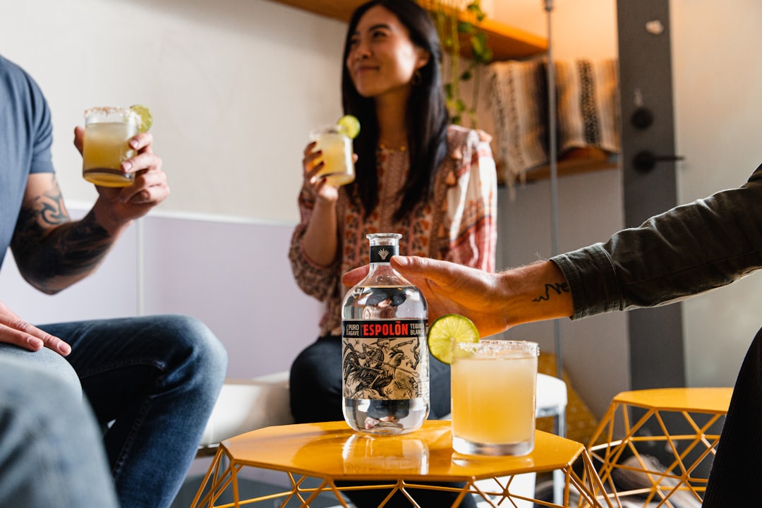 découvrez l'art de la mixologie avec nos recettes de cocktails savoureux. que vous soyez amateur ou expert, trouvez l'inspiration pour impressionner vos invités lors de vos soirées, avec des mélanges originaux et des classiques revisités.