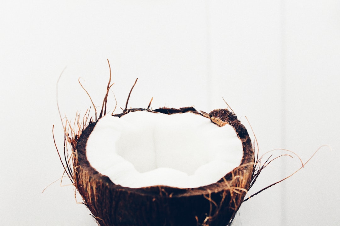 découvrez les bienfaits de l'huile de coco, un ingrédient naturel aux multiples usages. que ce soit en cuisine, pour les soins de la peau ou des cheveux, l'huile de coco est votre alliée santé et beauté. apprenez à l'intégrer facilement dans votre quotidien !