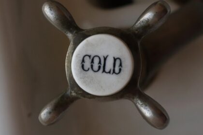 découvrez les bienfaits des compresses froides pour soulager les douleurs, réduire l'inflammation et favoriser la récupération. apprenez comment les utiliser efficacement pour apaiser les blessures et améliorer votre bien-être.