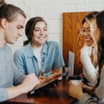 découvrez les avantages et les stratégies d'une collaboration efficace au sein des équipes. apprenez comment renforcer les liens, améliorer la communication et atteindre vos objectifs communs grâce à un travail d'équipe harmonieux.