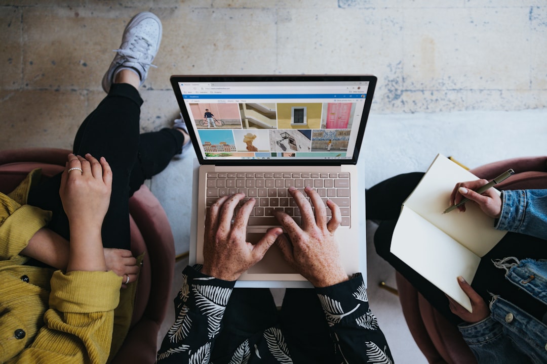 découvrez l'art de la collaboration, un processus essentiel pour renforcer les relations professionnelles, stimuler la créativité et atteindre des objectifs communs. apprenez les meilleures pratiques pour travailler efficacement en équipe et maximiser les résultats.