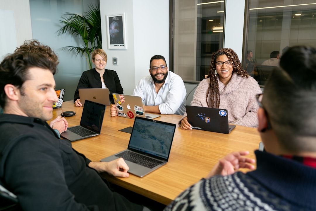 découvrez l'importance de la collaboration dans le monde professionnel. apprenez comment une bonne communication et le travail d'équipe peuvent favoriser l'innovation, accroître la productivité et renforcer les relations au sein de votre organisation.