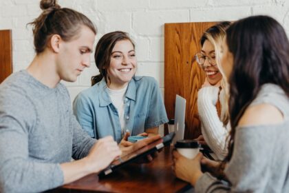 découvrez les avantages et les stratégies d'une collaboration efficace au sein des équipes. apprenez comment renforcer les liens, améliorer la communication et atteindre vos objectifs communs grâce à un travail d'équipe harmonieux.