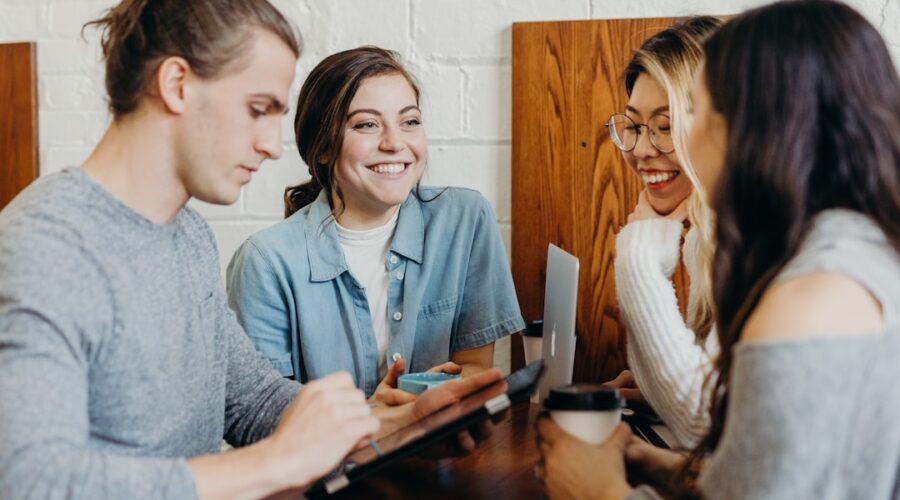 découvrez les avantages et les stratégies d'une collaboration efficace au sein des équipes. apprenez comment renforcer les liens, améliorer la communication et atteindre vos objectifs communs grâce à un travail d'équipe harmonieux.