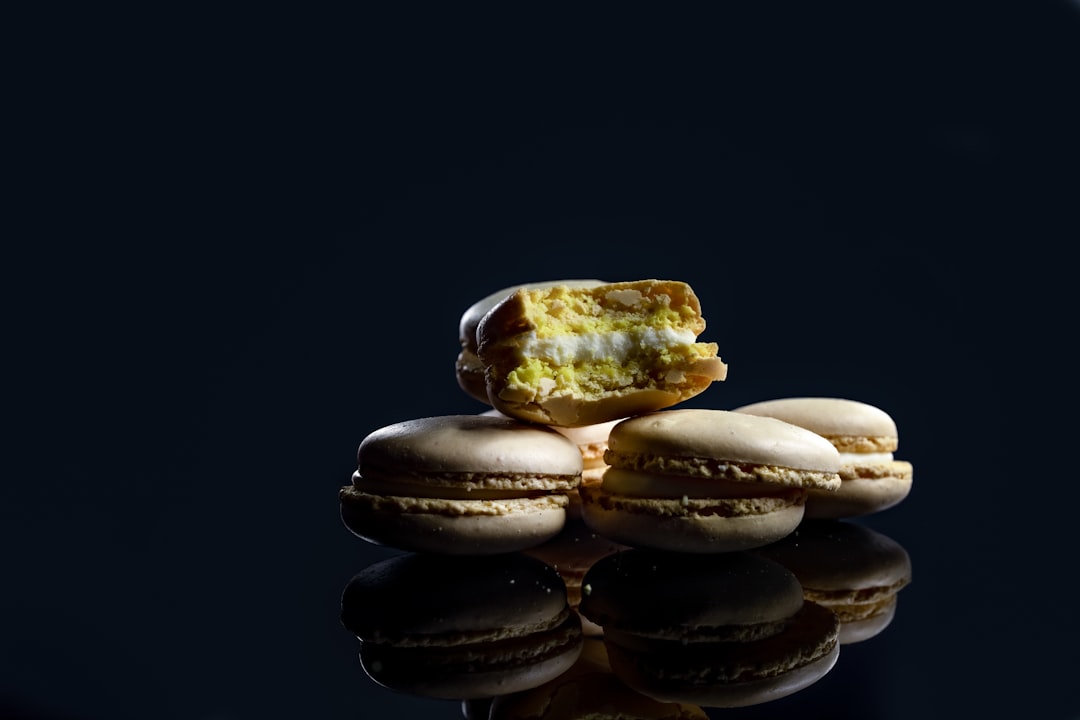 découvrez l'univers réconfortant de la 'comfort food', une cuisine qui réveille les souvenirs d'enfance et apporte chaleur et réconfort. explorez des recettes savoureuses, des plats nourrissants et des délices réconfortants qui raviront vos papilles et réchaufferont votre cœur.