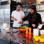 découvrez le plaisir de cuisiner ensemble ! partagez des moments inoubliables en famille ou entre amis tout en préparant de délicieux plats. ne manquez pas nos recettes créatives et astuces pour rendre vos séances de cuisine encore plus amusantes et conviviales.