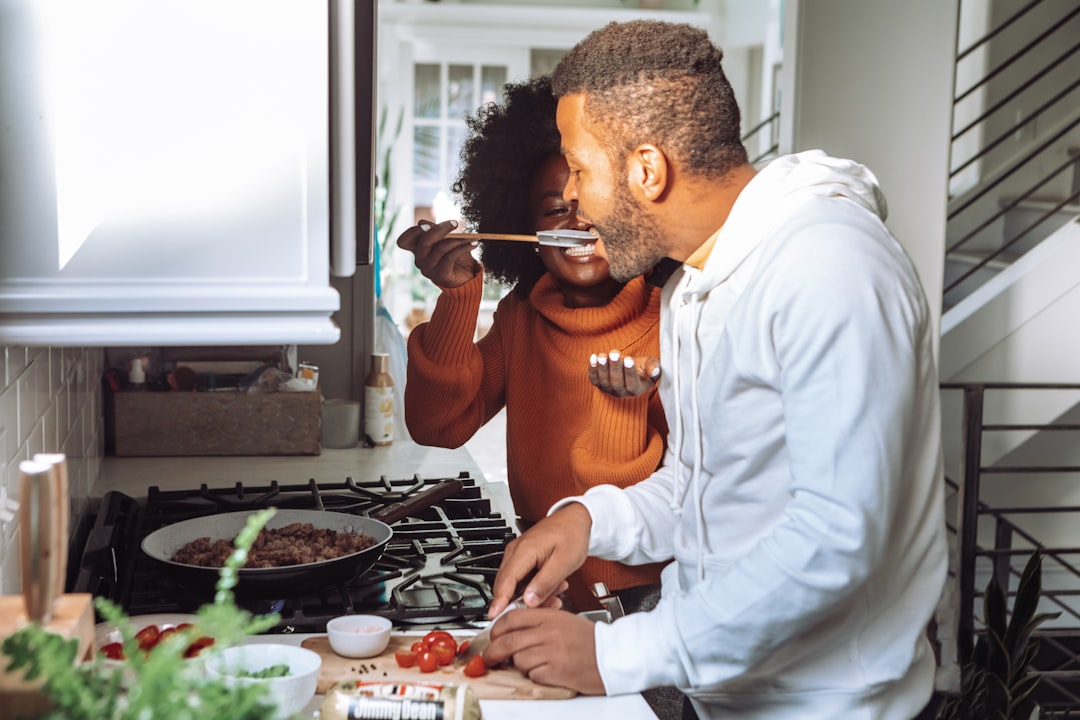 découvrez la magie de la cuisine partagée avec 'cooking together'. apprenez à préparer de délicieuses recettes tout en renforçant vos liens avec vos proches. transformez chaque repas en un moment de convivialité et de créativité culinaire !