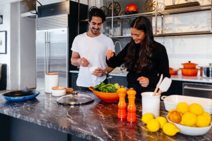 découvrez le plaisir de cuisiner ensemble ! partagez des moments inoubliables en famille ou entre amis tout en préparant de délicieux plats. ne manquez pas nos recettes créatives et astuces pour rendre vos séances de cuisine encore plus amusantes et conviviales.
