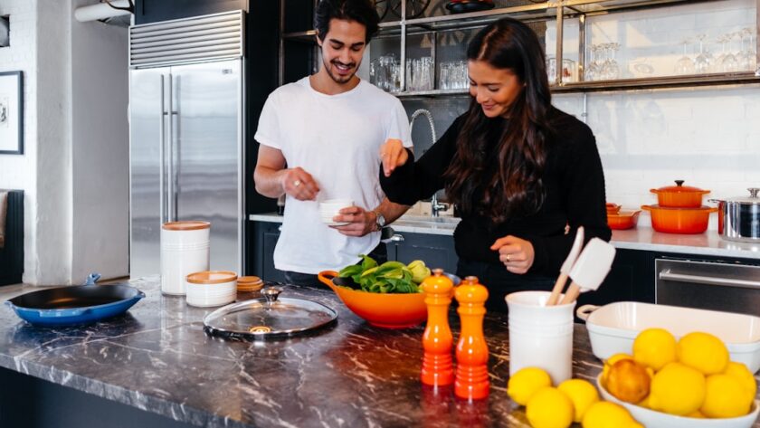 découvrez le plaisir de cuisiner ensemble ! partagez des moments inoubliables en famille ou entre amis tout en préparant de délicieux plats. ne manquez pas nos recettes créatives et astuces pour rendre vos séances de cuisine encore plus amusantes et conviviales.