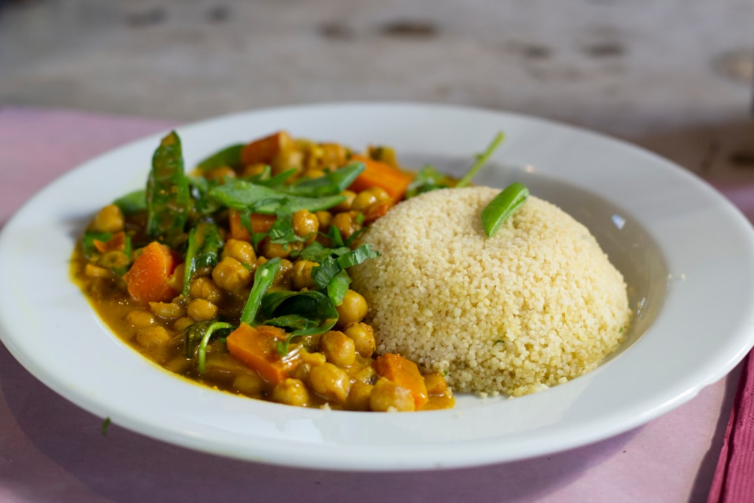 découvrez les délices du couscous, un plat traditionnel savoureux et réconfortant, riche en saveurs et en textures. idéal pour un repas en famille ou entre amis, il se décline avec des légumes, de la viande ou des fruits de mer. apprenez à préparer ce classique de la cuisine méditerranéenne et régalez vos convives!