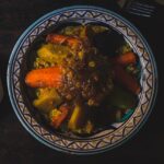 découvrez le couscous, un plat traditionnel maghrébin savoureux et réconfortant, composé de semoule de blé dur, de légumes variés et de viande ou poisson, le tout relevé de délicieuses épices. une expérience culinaire à ne pas manquer !
