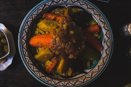 découvrez le couscous, un plat traditionnel maghrébin savoureux et réconfortant, composé de semoule de blé dur, de légumes variés et de viande ou poisson, le tout relevé de délicieuses épices. une expérience culinaire à ne pas manquer !