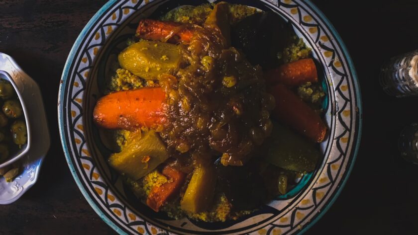 découvrez le couscous, un plat traditionnel maghrébin savoureux et réconfortant, composé de semoule de blé dur, de légumes variés et de viande ou poisson, le tout relevé de délicieuses épices. une expérience culinaire à ne pas manquer !