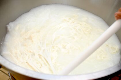 découvrez notre délicieuse recette de risotto crémeux, un plat réconfortant et savoureux à base de riz arborio, bouillon, parmesan et une touche de vin blanc. parfait pour impressionner vos convives ou pour un dîner en semaine. facile à préparer, ce risotto s'adapte à toutes vos envies en ajoutant des légumes ou des fruits de mer.