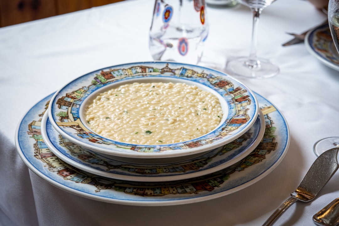 découvrez notre délicieux risotto crémeux, un plat réconfortant et savoureux préparé avec des ingrédients frais. parfait pour un dîner convivial ou un repas raffiné, ce risotto vous transportera en italie avec chaque bouchée.