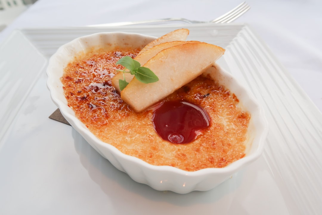 découvrez la délicieuse crème brûlée, un dessert français classique alliant une texture crémeuse à une croûte caramélisée. parfaite pour tous les gourmands, elle séduira vos papilles avec son goût riche et sa présentation élégante. apprenez à préparer cette recette intemporelle et régalez vos invités avec un dessert plein de saveurs.