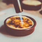 découvrez la recette classique de la crème brûlée, un dessert onctueux à base de crème, de jaunes d'œufs et de sucre, couronné d'une fine couche de caramel croquant. idéale pour émerveiller vos convives avec un mariage parfait de textures et de saveurs.