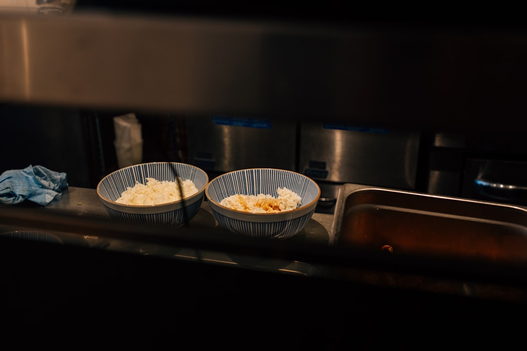 découvrez la douceur irrésistible de la crème brûlée, un classique de la pâtisserie française alliant une texture crémeuse et une croûte caramélisée parfaitement dorée. apprenez à réaliser ce dessert savoureux qui ravira vos invités et éveille vos papilles.